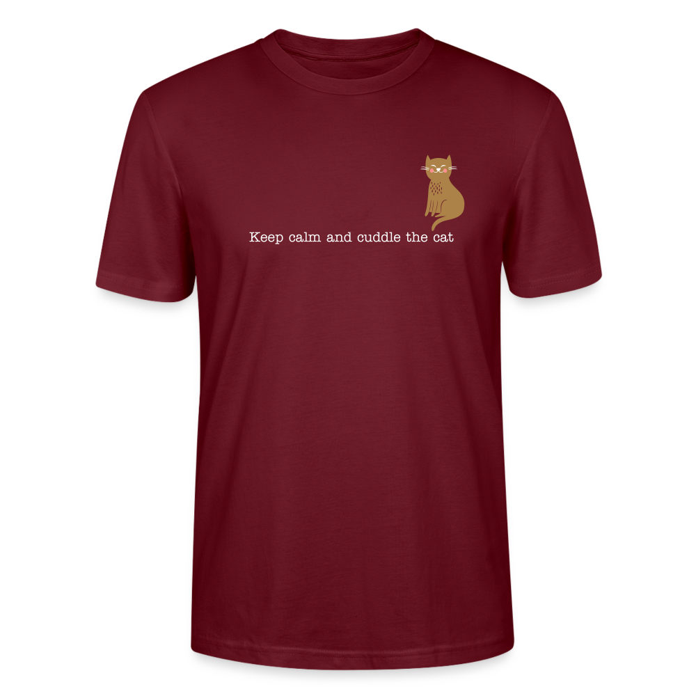 "Keep calm and cuddle the cat" | Männer Bio-T-Shirt - Burgunderrot