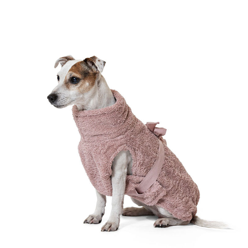 Artikel mit dem Namen Hundebademantel aus Bio-Baumwolle "Pink Berry" im Shop von zoo.de , dem Onlineshop für nachhaltiges Hundefutter und Katzenfutter.