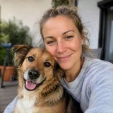 Jana mit ihrem Hund Riva