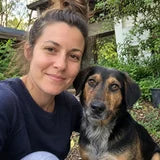 Jana mit ihrem Hund Juna
